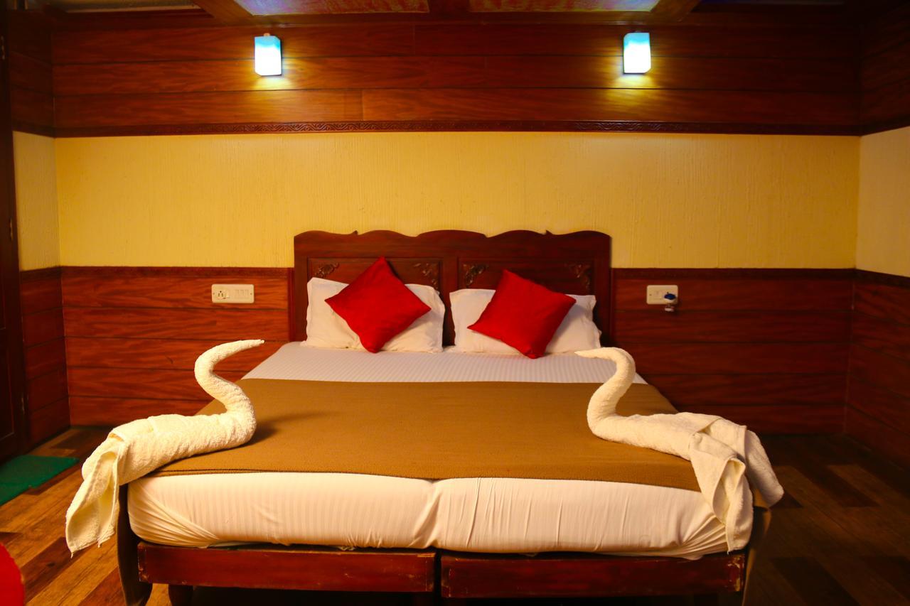 Harmony Houseboats 호텔 Alappuzha 외부 사진